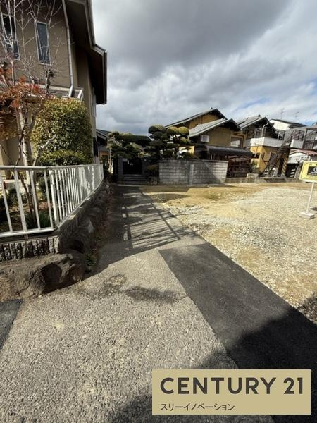 中新開1丁目土地の前面道路含む現地写真