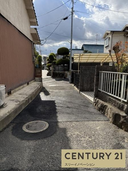 中新開1丁目土地の前面道路含む現地写真