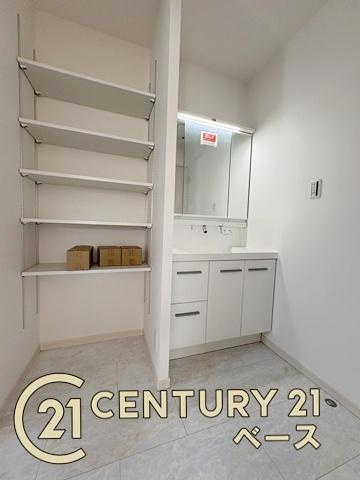 桜井市金屋 ３号地／新築一戸建の独立洗面台|■現地撮影写真■三面鏡タイプのミラーキャビネット！収納スペースも豊富です！