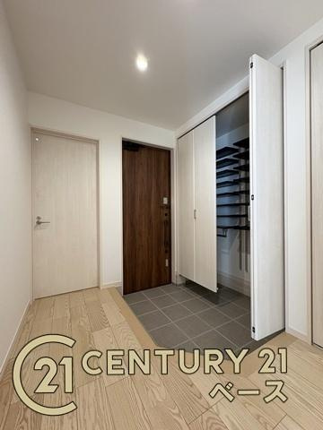 桜井市金屋 ３号地／新築一戸建の玄関|■現地撮影写真■玄関には大容量シューズボックス完備！