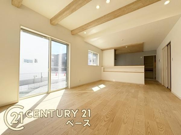 桜井市金屋 ３号地／新築一戸建の居間・リビング|■現地撮影写真■ご家族でくつろいでいただける広々したリビングです！
