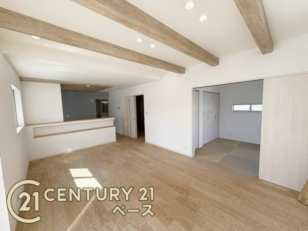 桜井市金屋 ３号地／新築一戸建の居間・リビング|■現地撮影写真■窓ガラスは紫外線７６％カットで安心のLOW-Eペアガラスを採用！結露防止にも効果的です！
