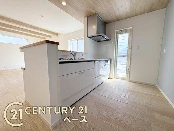 桜井市金屋 ３号地／新築一戸建のキッチン|■現地撮影写真■収納力と使いやすさを追求したシステムキッチンです！食洗機付きで毎日の洗い物も楽々！