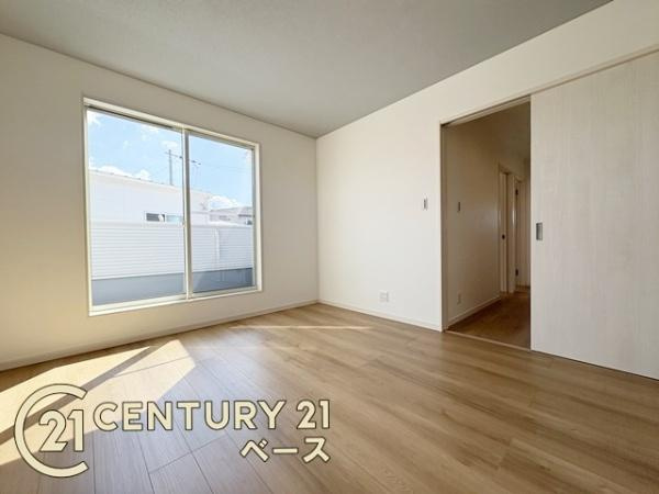 桜井市金屋 ３号地／新築一戸建の洋室|■現地撮影写真■日当たりのよい明るい雰囲気の洋室です！