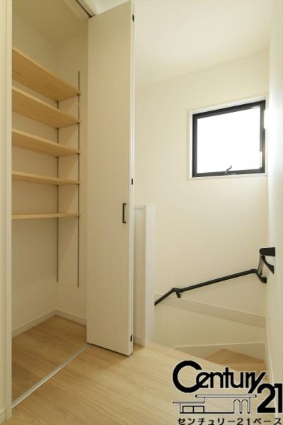 橿原市曲川町３丁目 ３号地 ／新築一戸建の収納|■現地撮影写真■あると嬉しい便利な廊下収納を完備！