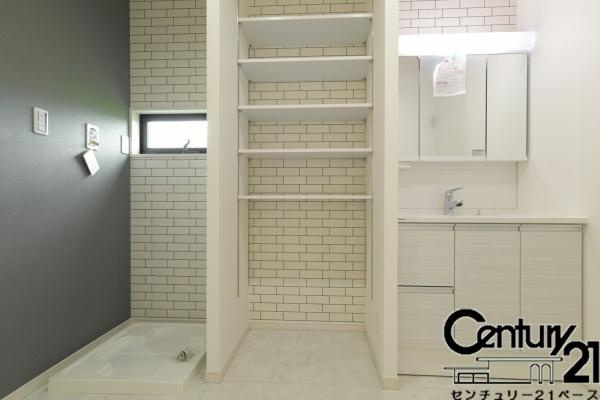 橿原市曲川町３丁目 ３号地 ／新築一戸建の独立洗面台|■現地撮影写真■三面鏡タイプのミラーキャビネット！収納スペースも豊富です！