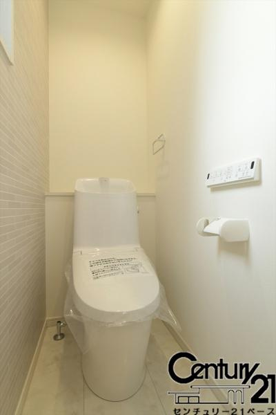 橿原市曲川町３丁目 ３号地 ／新築一戸建のトイレ|■現地撮影写真■ウォシュレット完備！トルネード洗浄・フチなし形状でお手入れも楽々ですね！