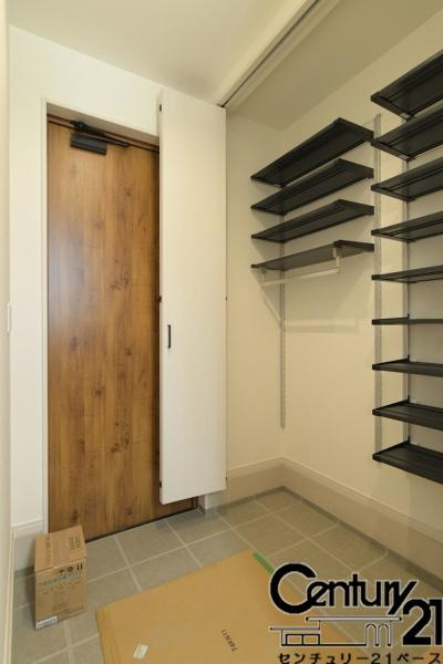 橿原市曲川町３丁目 ３号地 ／新築一戸建の玄関|■現地撮影写真■ＳＩＣ完備で玄関をスッキリ快適にお使いいただけます！