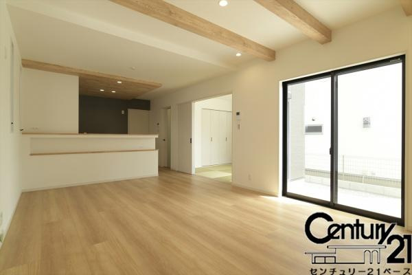 橿原市曲川町３丁目 ３号地 ／新築一戸建の居間・リビング|■現地撮影写真■ご家族でくつろいでいただける広々したリビングです！全窓ペアガラス標準装備！