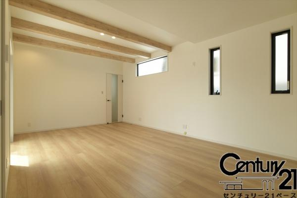 橿原市曲川町３丁目 ３号地 ／新築一戸建の居間・リビング|■現地撮影写真■見せ梁が印象的な明るい１８帖のリビングです！