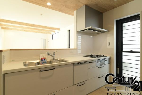 橿原市曲川町３丁目 ３号地 ／新築一戸建のキッチン|■現地撮影写真■家族とのコミュニケーションがとりやすい人気のカウンターキッチン！食洗器付きで洗い物も楽々！