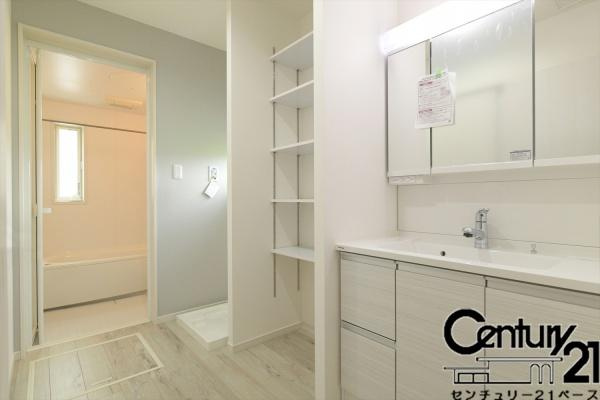 橿原市曲川町３丁目 ４号地 ／新築一戸建の独立洗面台|■現地撮影写真■三面鏡タイプのミラーキャビネット！収納スペースも豊富です！