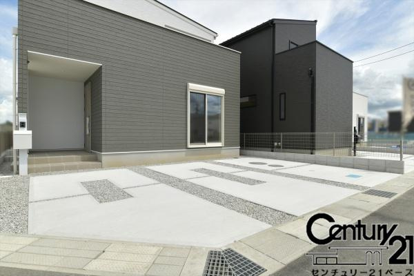 橿原市曲川町３丁目 ４号地 ／新築一戸建の駐車場|■現地撮影写真■広々とした駐車スペースを完備！