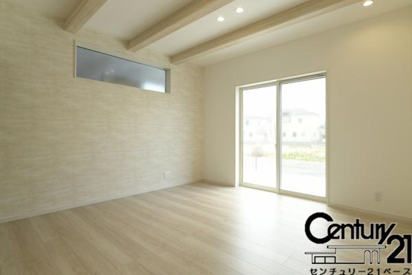 橿原市曲川町３丁目 ４号地 ／新築一戸建の居間・リビング|■現地撮影写真■ご家族でくつろいでいただける広々したリビングです！全窓ペアガラス標準装備！