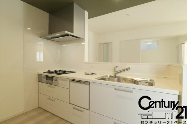 橿原市曲川町３丁目 ４号地 ／新築一戸建のキッチン|■現地撮影写真■家族とのコミュニケーションがとりやすい人気のカウンターキッチン！食洗器付きで洗い物も楽々！