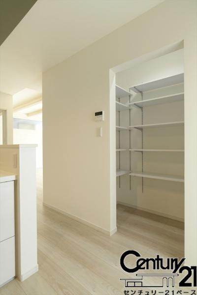 橿原市曲川町３丁目 ４号地 ／新築一戸建の収納|■現地撮影写真■キッチン横には便利な収納スペースを完備！