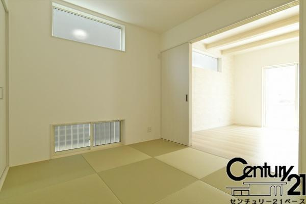 橿原市曲川町３丁目 ４号地 ／新築一戸建の和室|■現地撮影写真■ほっこり落ち着ける、リビング隣接タイプの和室です！