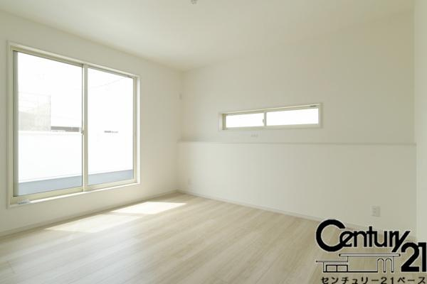 橿原市曲川町３丁目 ４号地 ／新築一戸建の洋室|■現地撮影写真■日当たりのよい明るい雰囲気の洋室です！