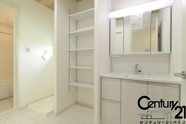 橿原市曲川町３丁目 ５号地 ／新築一戸建の独立洗面台|■現地撮影写真■三面鏡タイプのミラーキャビネット！収納スペースも豊富です！