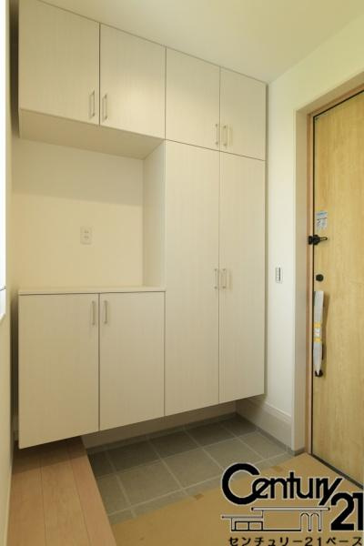 橿原市曲川町３丁目 ５号地 ／新築一戸建の玄関|■現地撮影写真■玄関には大容量シューズボックス完備！