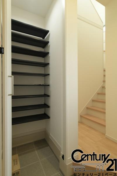 橿原市曲川町３丁目 ５号地 ／新築一戸建の玄関|■現地撮影写真■ＳＩＣ完備で玄関をスッキリ快適にお使いいただけます！