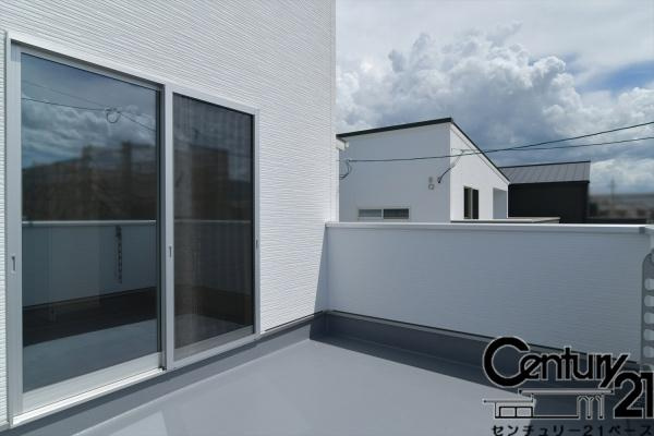 橿原市曲川町３丁目 ５号地 ／新築一戸建のバルコニー|■現地撮影写真■日当たりのよいバルコニー！洗濯物もよく乾きます！