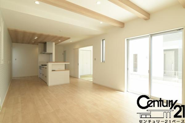 橿原市曲川町３丁目 ５号地 ／新築一戸建の居間・リビング|■現地撮影写真■ご家族でくつろいでいただける広々したリビングです！全窓ペアガラス標準装備！