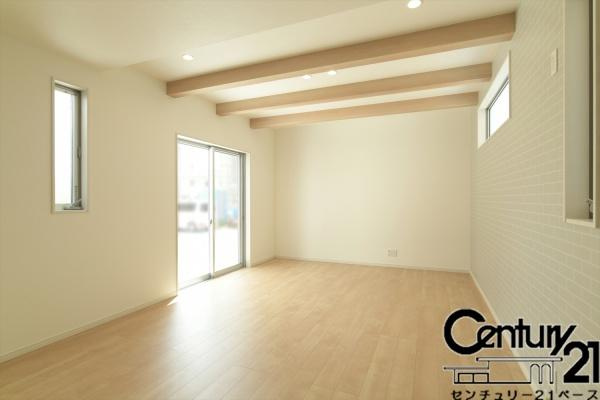 橿原市曲川町３丁目 ５号地 ／新築一戸建の居間・リビング|■現地撮影写真■見せ梁が印象的な明るい２０帖のリビングです！