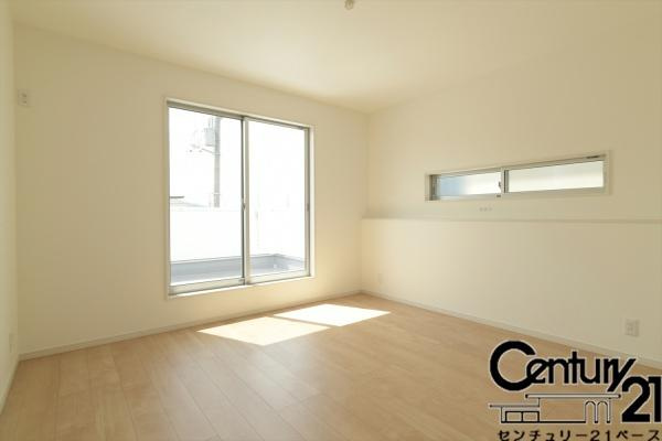 橿原市曲川町３丁目 ５号地 ／新築一戸建の洋室|■現地撮影写真■日当たりのよい明るい雰囲気の洋室です！