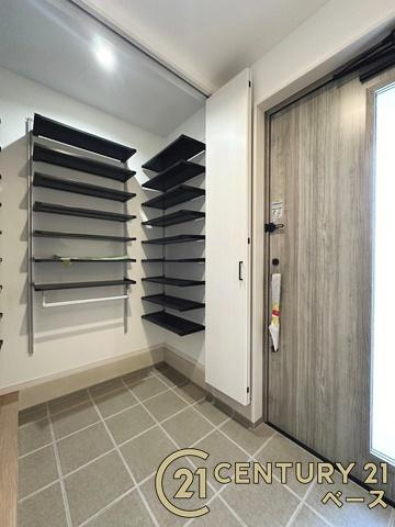 桜井市粟殿 ２号地 ／新築一戸建の玄関|■現地撮影写真■ＳＩＣ完備で玄関をスッキリ快適にお使いいただけます！