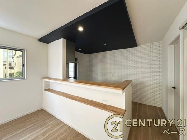 桜井市粟殿 ２号地 ／新築一戸建の内装|■現地撮影写真■カウンターキッチン回りも広々としています！