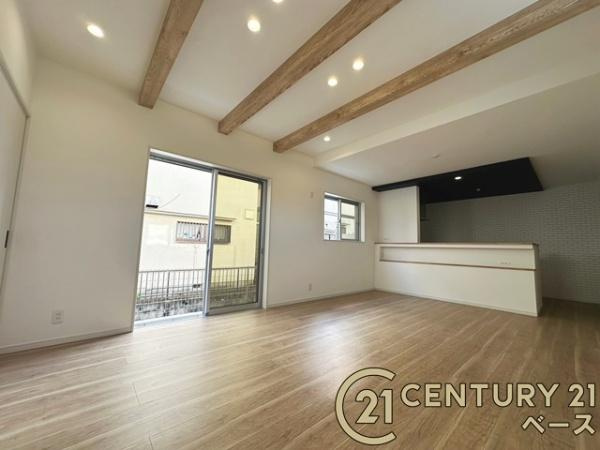 桜井市粟殿 ２号地 ／新築一戸建の居間・リビング|■現地撮影写真■ご家族でくつろいでいただける広々したリビングです！全窓ペアガラス標準装備！■