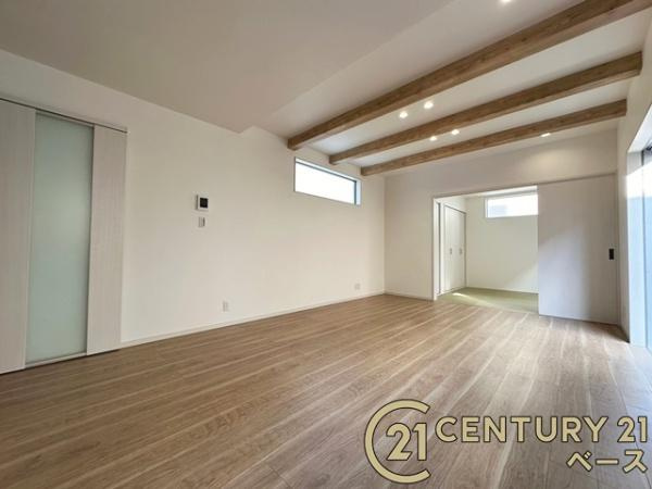 桜井市粟殿 ２号地 ／新築一戸建の居間・リビング|■現地撮影写真■大きな窓から柔らかい光が射し込みます！