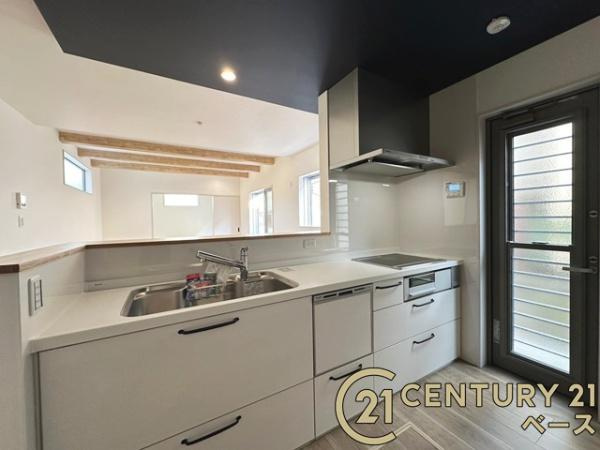 桜井市粟殿 ２号地 ／新築一戸建のキッチン|■現地撮影写真■収納力と使いやすさを追求したシステムキッチンです！食洗機付きで毎日の洗い物も楽々！