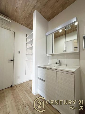 桜井市粟殿 ２号地 ／新築一戸建の独立洗面台|■現地撮影写真■三面鏡タイプのミラーキャビネット！収納スペースも豊富です！■