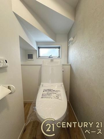 桜井市粟殿 ２号地 ／新築一戸建のトイレ|■現地撮影写真■ウォシュレット完備！トルネード洗浄・フチなし形状でお手入れも楽々ですね！