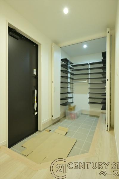 磯城郡田原本町 ／新築一戸建の玄関|■現地撮影写真■土間収納付きで玄関をスッキリ広々使用出来ます！