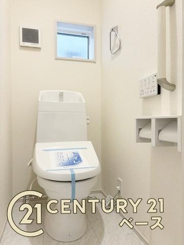 奈良市杏町 ５号棟 ／新築一戸建のトイレ|■現地撮影写真■フチなし＆トルネード洗浄でお掃除も楽らく！ウォシュレット付きです！