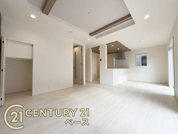 奈良市杏町 ５号棟 ／新築一戸建の居間・リビング|■現地撮影写真■大きな窓から柔らかい光が射し込みます。