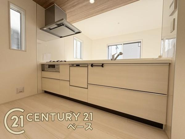 奈良市杏町 ５号棟 ／新築一戸建のキッチン|■現地撮影写真■収納力と使いやすさを追求したシステムキッチンです！食洗機付きで毎日の洗い物も楽々！