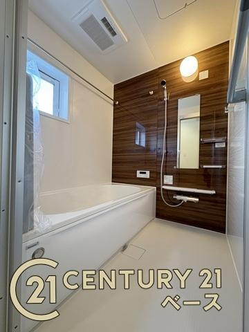 奈良市杏町 ５号棟 ／新築一戸建の浴室|■現地撮影写真■ゆったりしたサイズの浴室！足を伸ばしての入浴は疲れも癒してくれます！