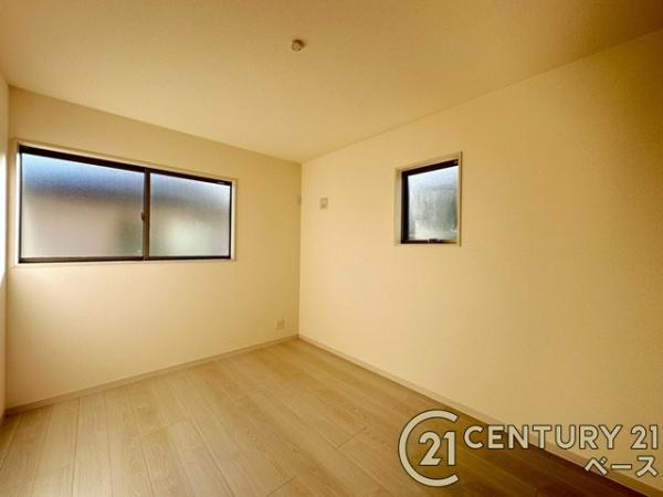 リーブルガーデン阪手 ２号棟 ／新築一戸建の洋室|■現地撮影写真■２面採光で明るい洋室です！