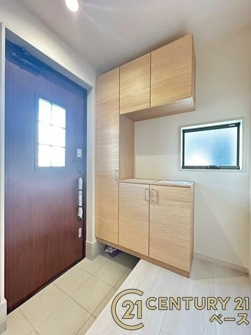 リーブルガーデン阪手 ２号棟 ／新築一戸建の玄関|■現地撮影写真■すっきりとした明るい玄関が家族やお客様を迎えてくれます！