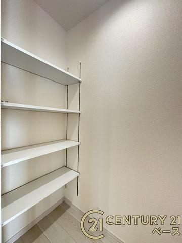 リーブルガーデン阪手 ２号棟 ／新築一戸建の収納|■現地撮影写真■キッチン横のパントリー収納完備！