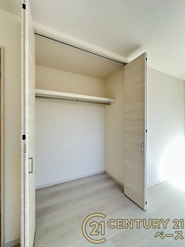 リーブルガーデン阪手 ２号棟 ／新築一戸建の収納|■現地撮影写真■冬物のコートや季節のものなどたくさんしまえる広さ！