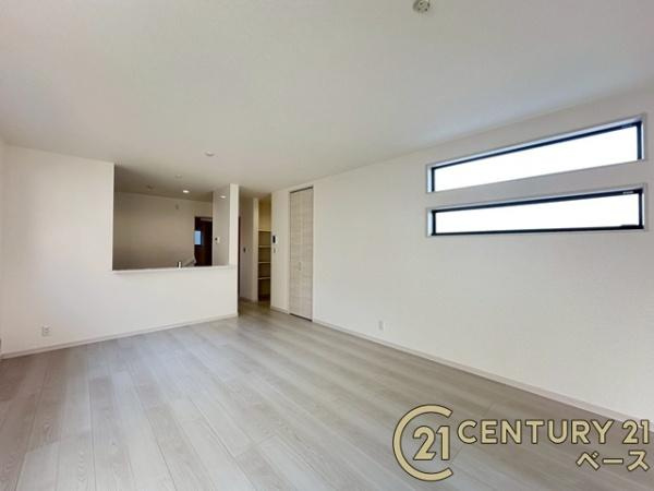 リーブルガーデン阪手 ２号棟 ／新築一戸建の居間・リビング|■現地撮影写真■家計と環境に優しい、断熱性・保温性に優れたペアガラスを使用しています！