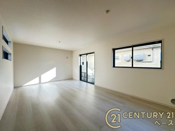 リーブルガーデン阪手 ２号棟 ／新築一戸建の居間・リビング|■現地撮影写真■南向きの大きな窓から柔らかい光が射し込みます。