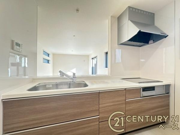 リーブルガーデン阪手 ２号棟 ／新築一戸建のキッチン|■現地撮影写真■収納力と使いやすさを追求したシステムキッチンです！