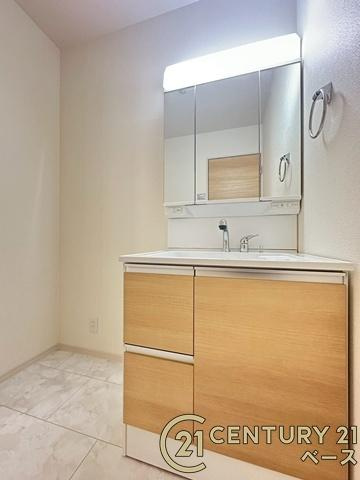 リーブルガーデン阪手 ２号棟 ／新築一戸建の独立洗面台|■現地撮影写真■三面鏡タイプのミラーキャビネット！収納スペースも豊富です！