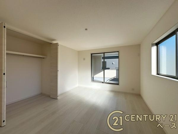 リーブルガーデン阪手 ２号棟 ／新築一戸建の寝室|■現地撮影写真■開放感のある広々した主寝室！他に洋室が２部屋ございます！